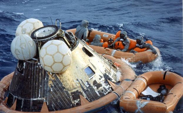 Fragmento de un meteorito aparecido en Siberia. Abajo, los astronautas Armstrong, Collins y Aldrin son rescatados tras amerizar después de viajar a la Luna en 1969