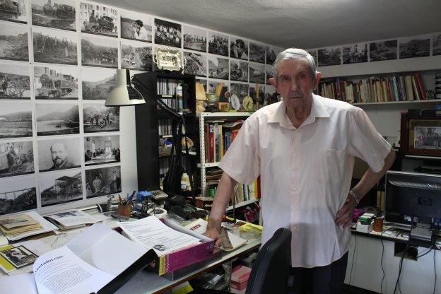 El historiador José Ajuria Ruiz posa en el estudio que posee en su casa de Guarnizo donde guarda parte de la valiosa colección sobre la historia del municipio.