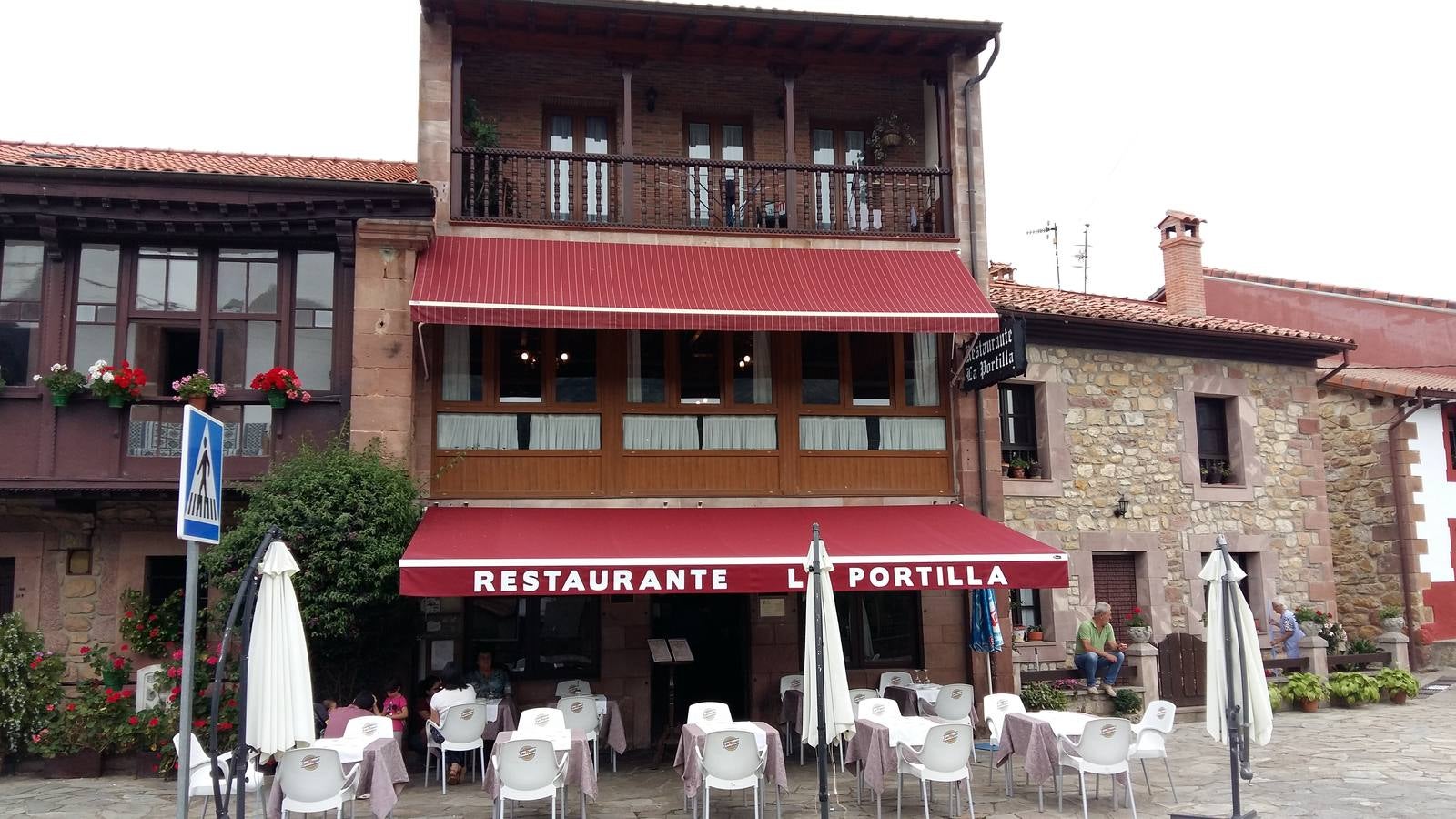 Restaurante La PortillaDirección: Ctra. General 17. Celis.Teléfono: 942 72 75 21. Día de cierre: Propietaria y cocinera: Belén Rubí Varela. Especialidades: Cocido montañés, cabrito, chuletón, garbanzos con setas, verdinas, lentejas con calamares, espárragos rellenos de espinacas y gambas. Postres caseros. Miércoles.Observaciones: Dispone de terraza.