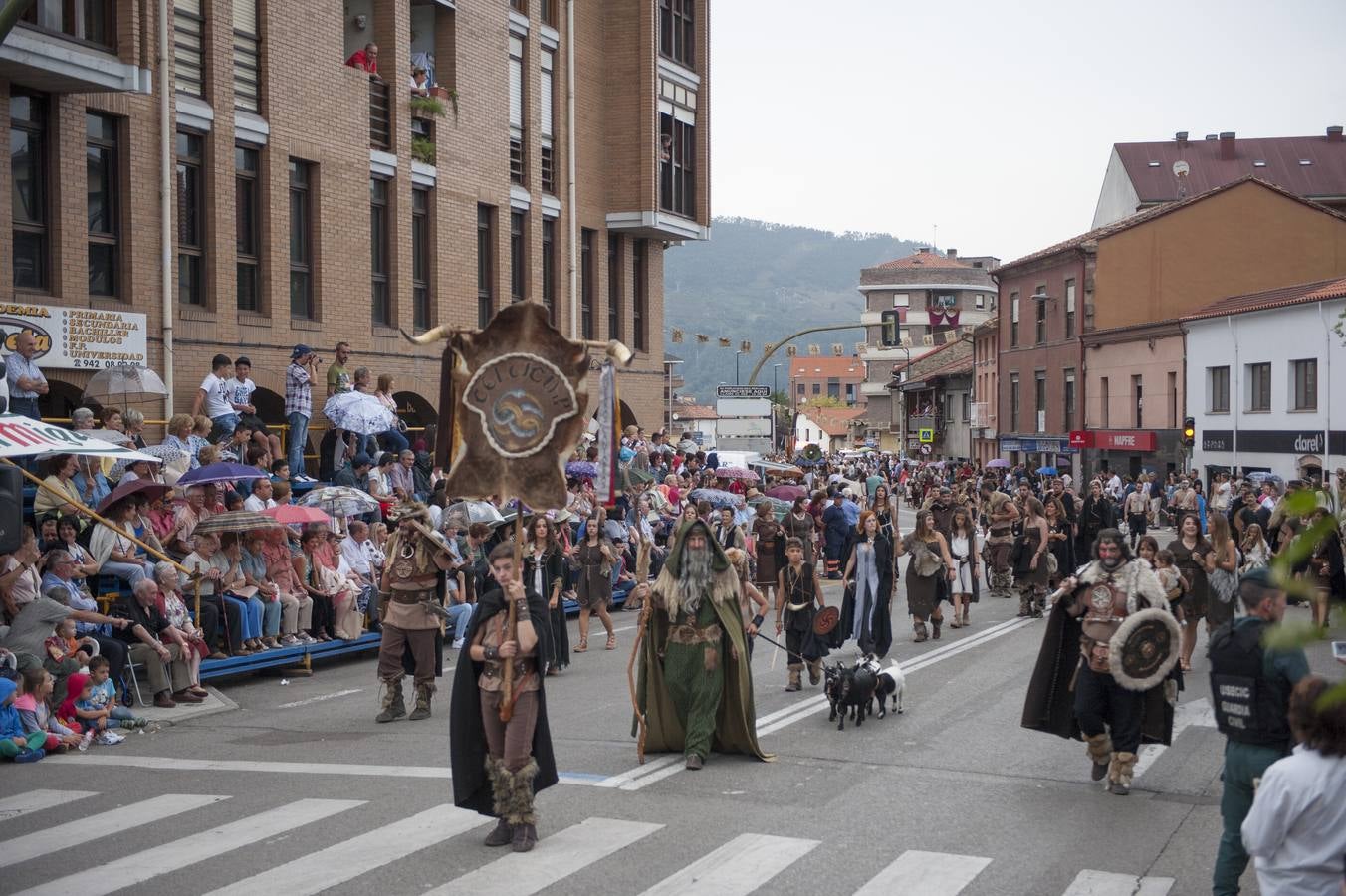Las Guerras Cántabras, fiesta declarada de interés turístico nacional, han despedido hoy su décimo séptima edición con el desfile de las tropas romanas y las tribus cántabras, 