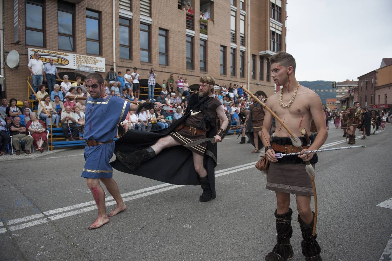 Las Guerras Cántabras, fiesta declarada de interés turístico nacional, han despedido hoy su décimo séptima edición con el desfile de las tropas romanas y las tribus cántabras, 