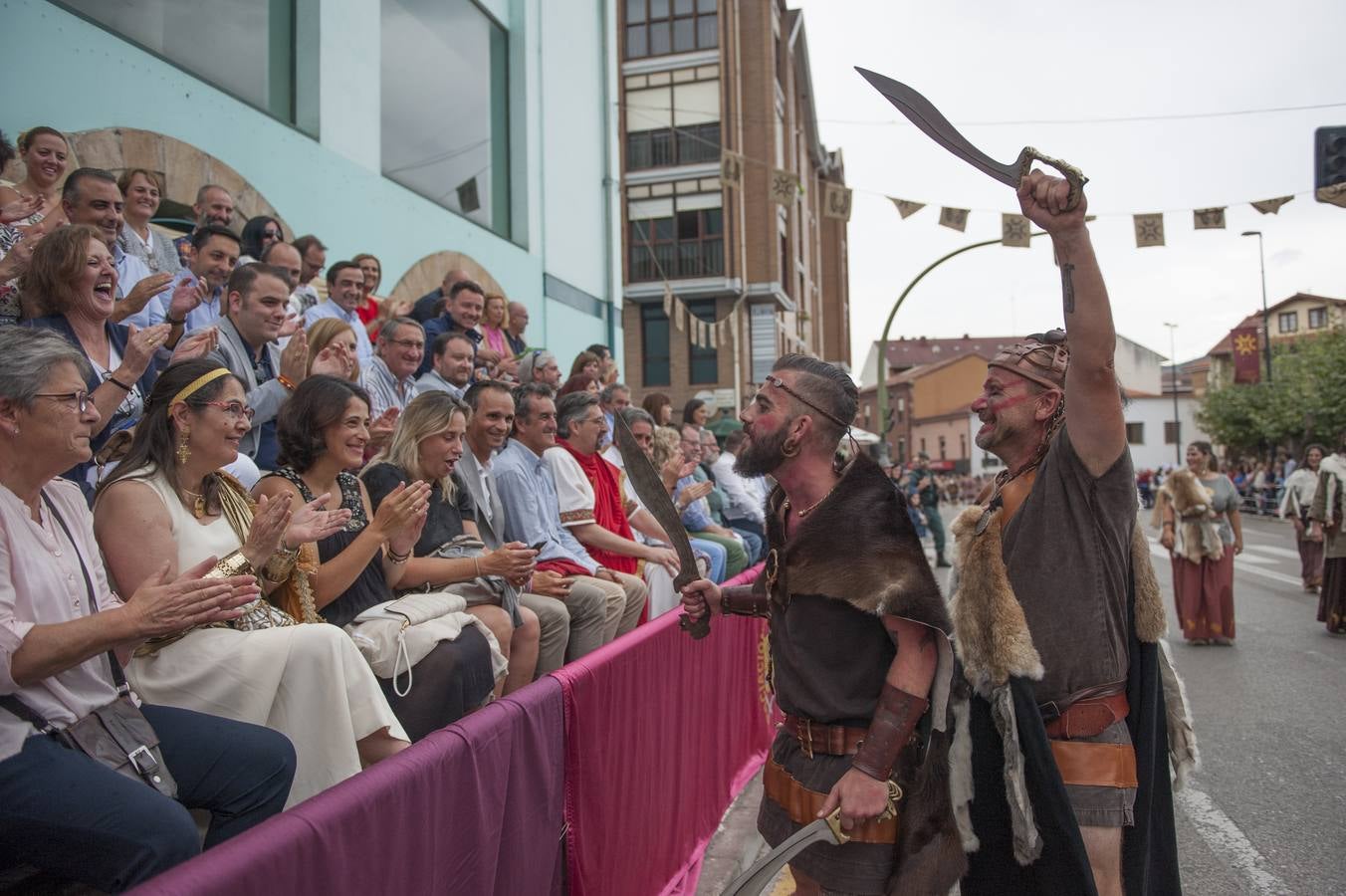 Las Guerras Cántabras, fiesta declarada de interés turístico nacional, han despedido hoy su décimo séptima edición con el desfile de las tropas romanas y las tribus cántabras, 