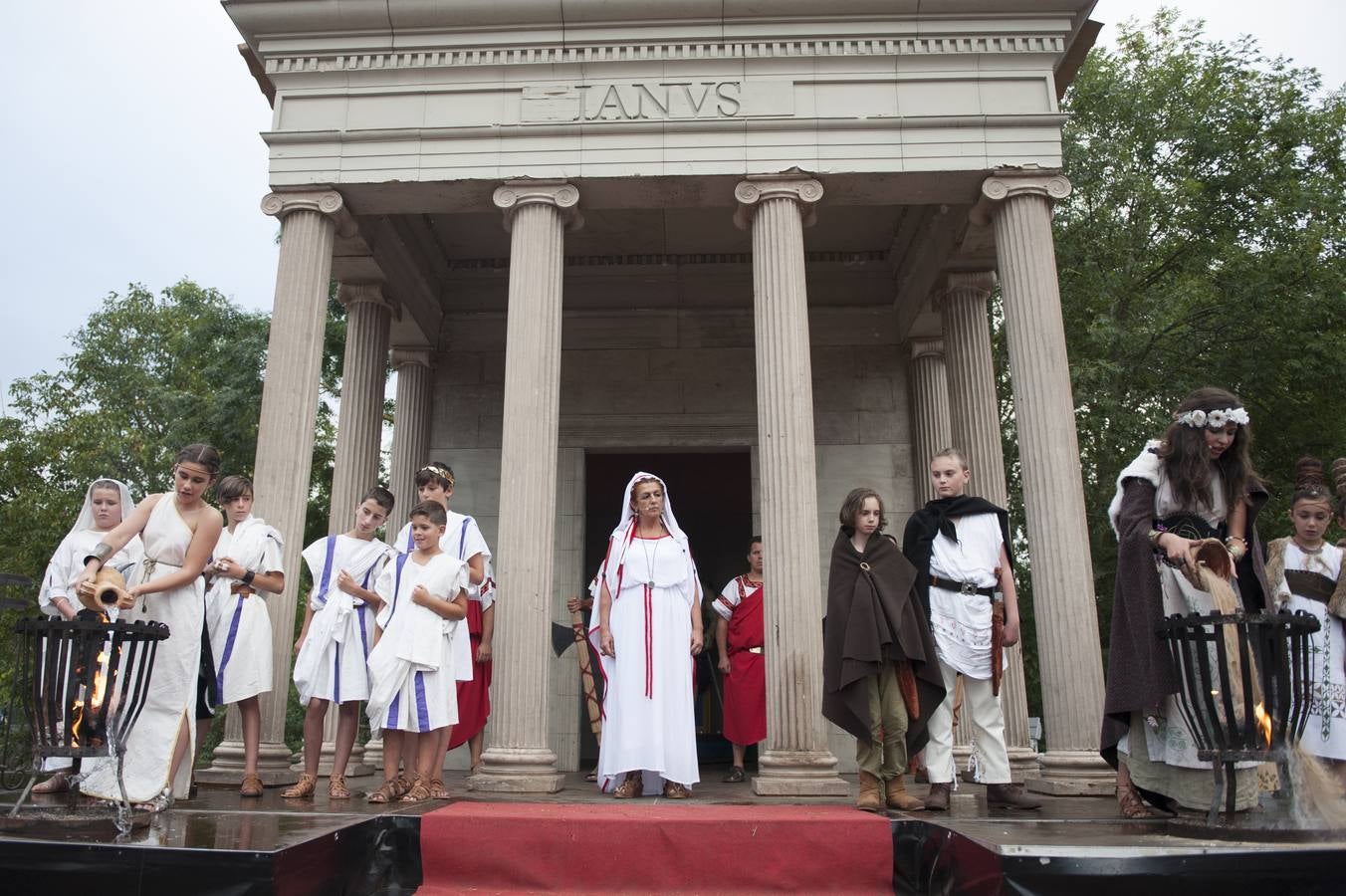 Las Guerras Cántabras, fiesta declarada de interés turístico nacional, han despedido hoy su décimo séptima edición con el desfile de las tropas romanas y las tribus cántabras, 