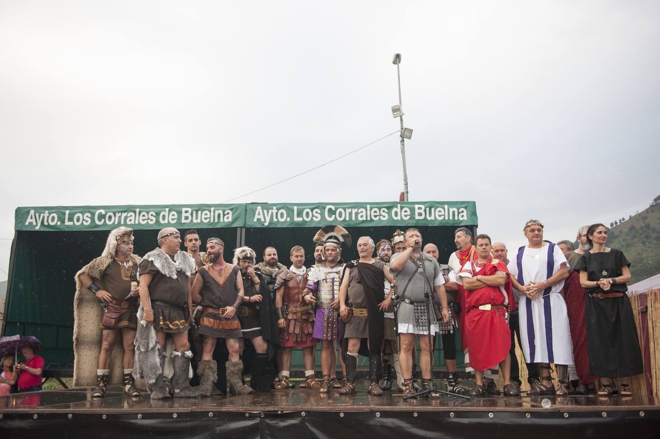Las Guerras Cántabras, fiesta declarada de interés turístico nacional, han despedido hoy su décimo séptima edición con el desfile de las tropas romanas y las tribus cántabras, 