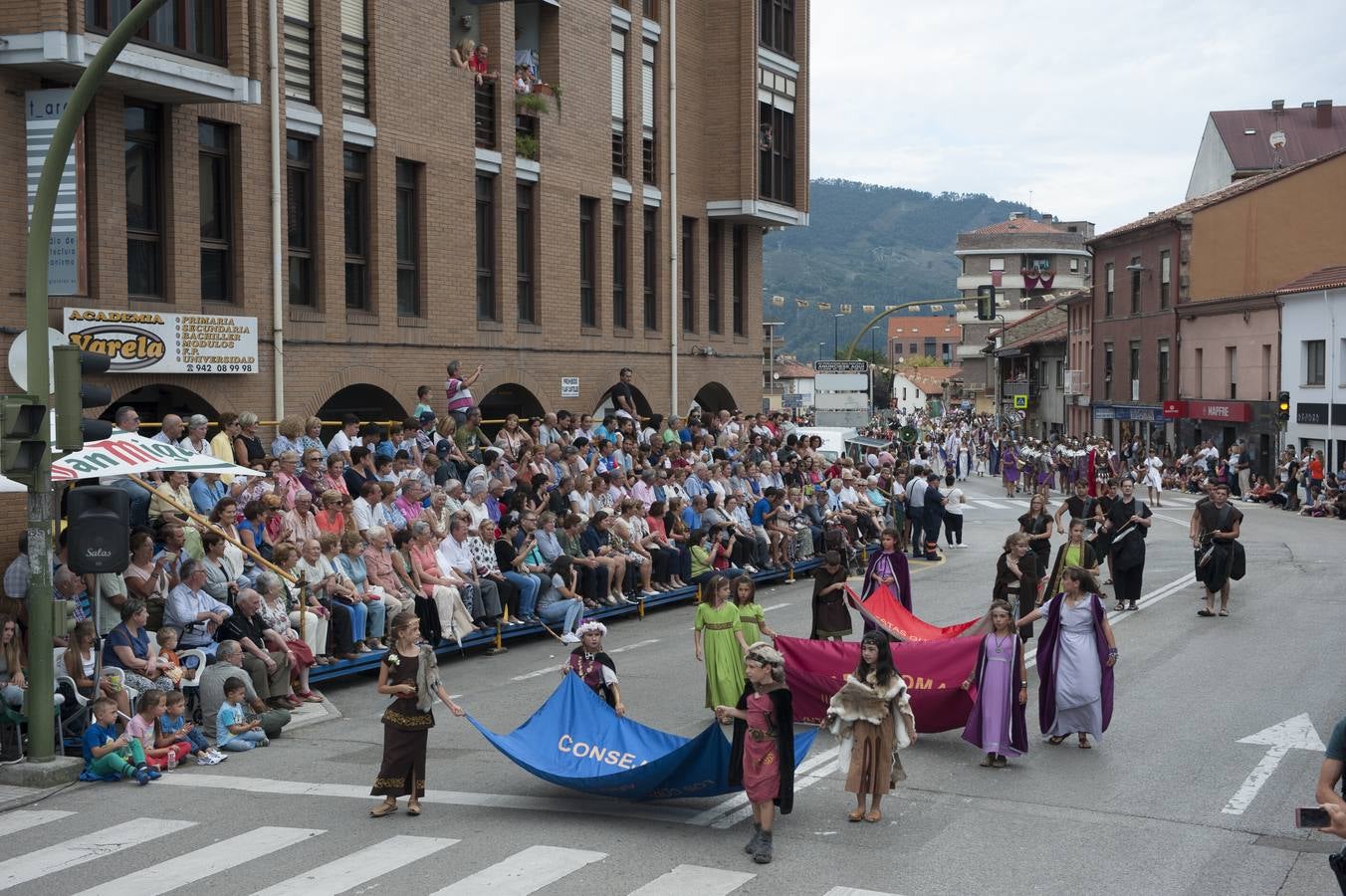 Las Guerras Cántabras, fiesta declarada de interés turístico nacional, han despedido hoy su décimo séptima edición con el desfile de las tropas romanas y las tribus cántabras, 