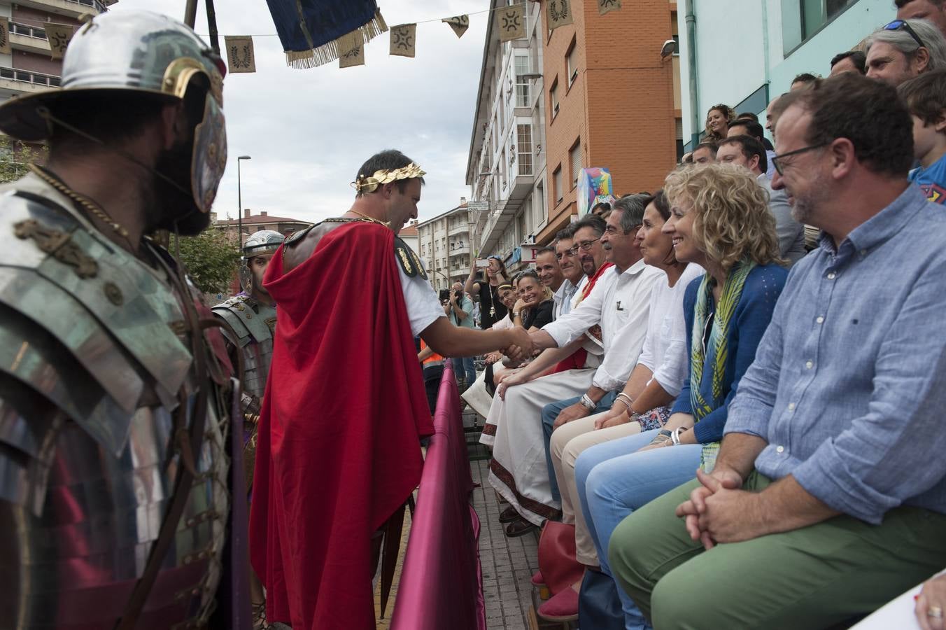 Las Guerras Cántabras, fiesta declarada de interés turístico nacional, han despedido hoy su décimo séptima edición con el desfile de las tropas romanas y las tribus cántabras, 