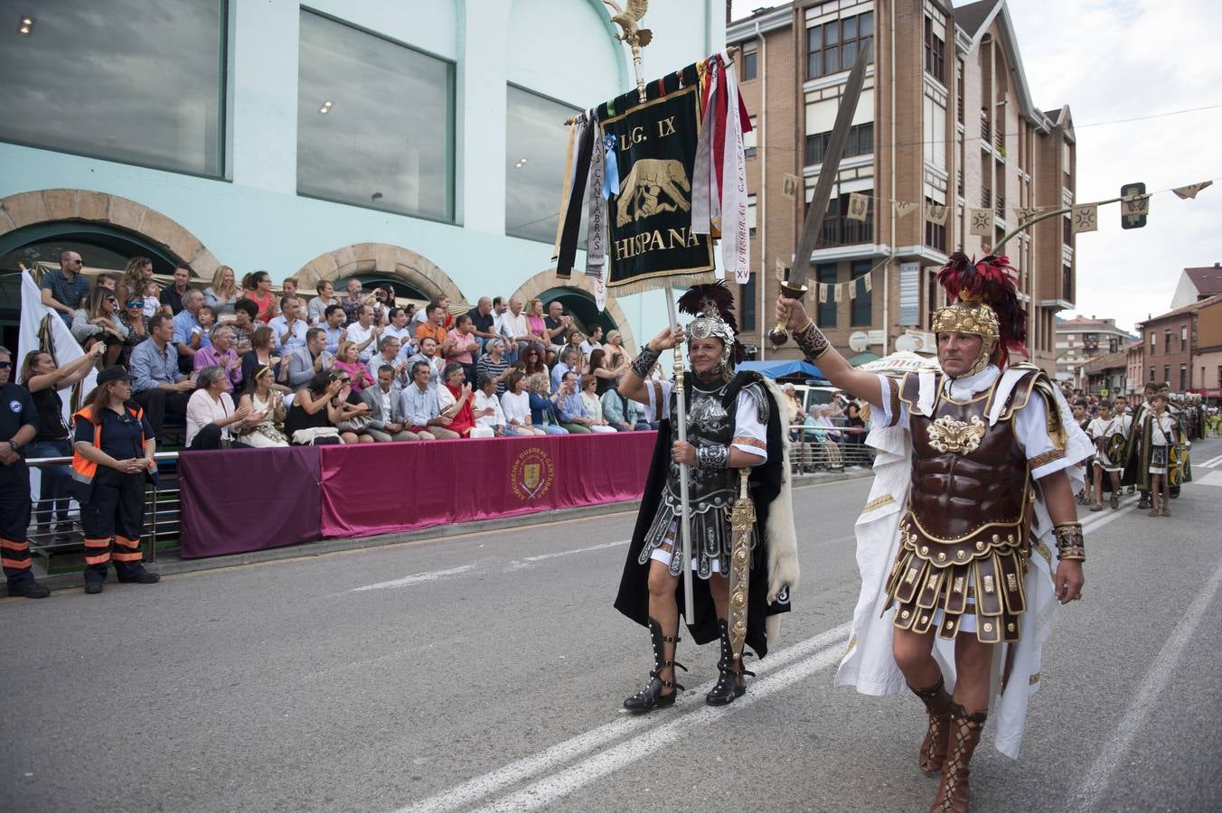 Las Guerras Cántabras, fiesta declarada de interés turístico nacional, han despedido hoy su décimo séptima edición con el desfile de las tropas romanas y las tribus cántabras, 