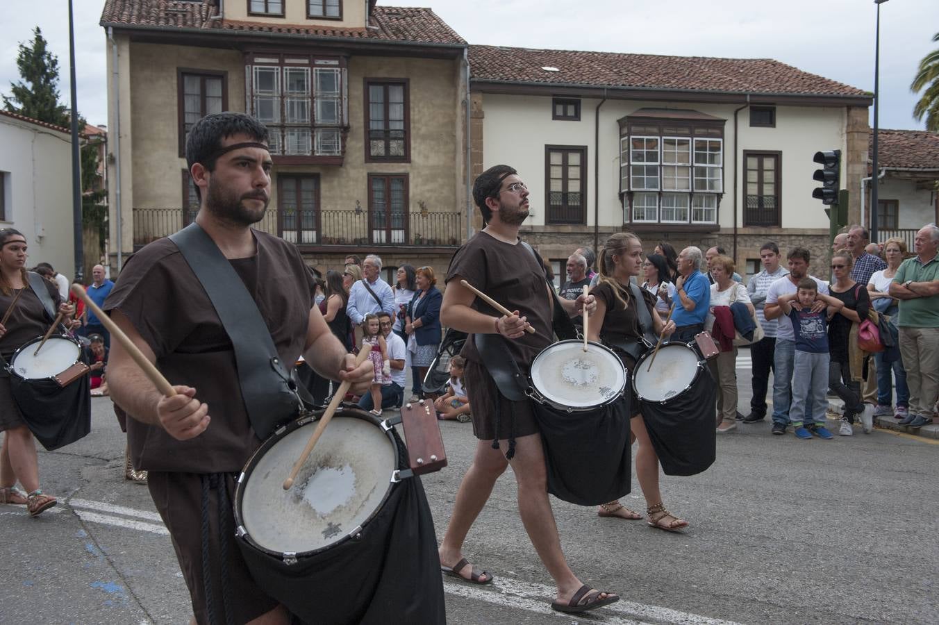 Las Guerras Cántabras, fiesta declarada de interés turístico nacional, han despedido hoy su décimo séptima edición con el desfile de las tropas romanas y las tribus cántabras, 