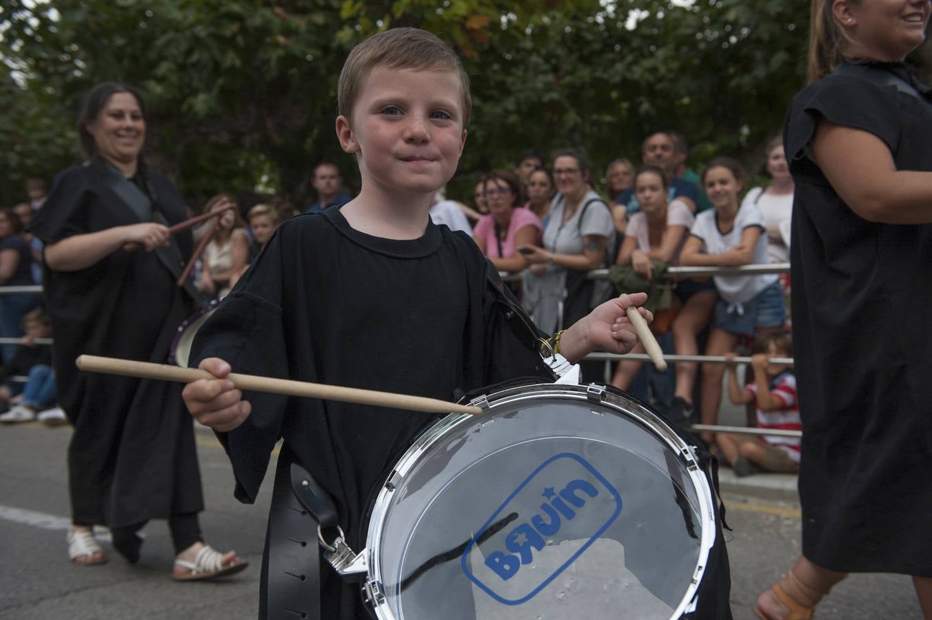 Las Guerras Cántabras, fiesta declarada de interés turístico nacional, han despedido hoy su décimo séptima edición con el desfile de las tropas romanas y las tribus cántabras, 