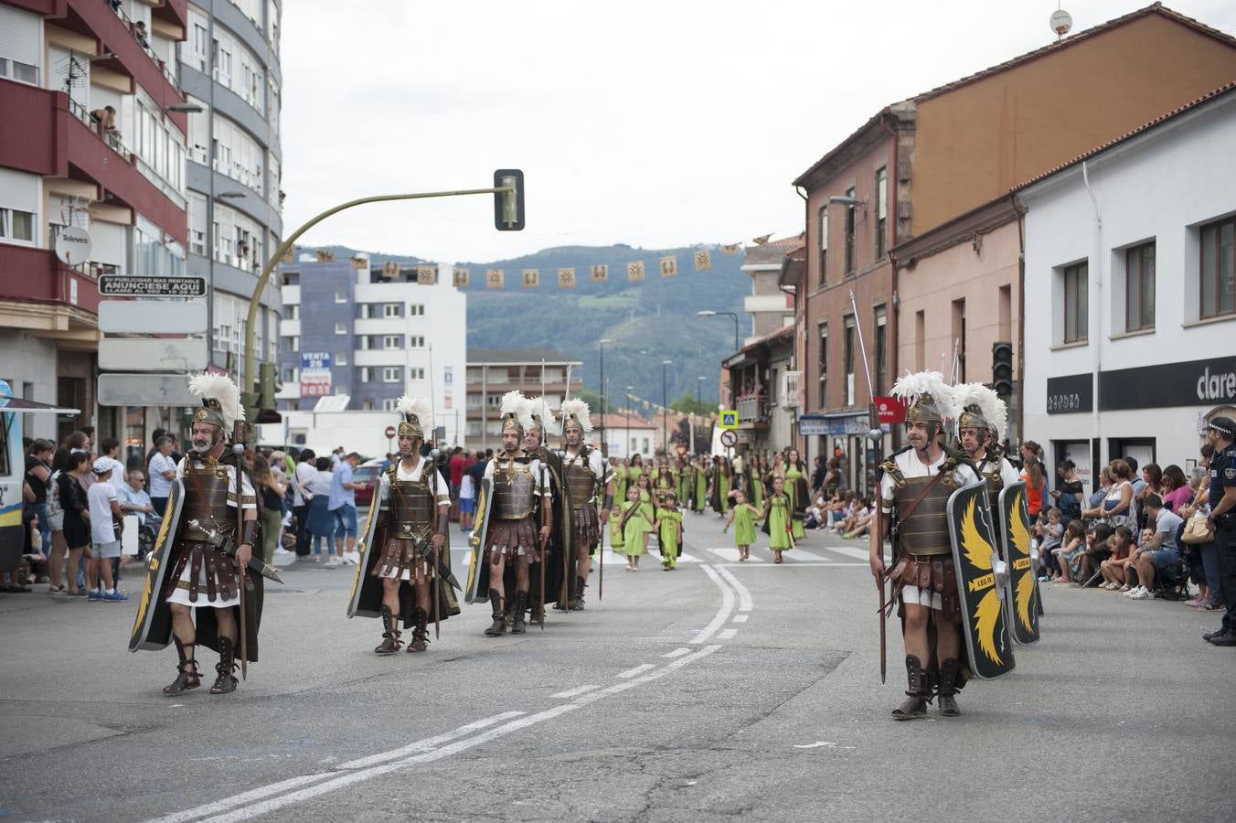 Las Guerras Cántabras, fiesta declarada de interés turístico nacional, han despedido hoy su décimo séptima edición con el desfile de las tropas romanas y las tribus cántabras, 