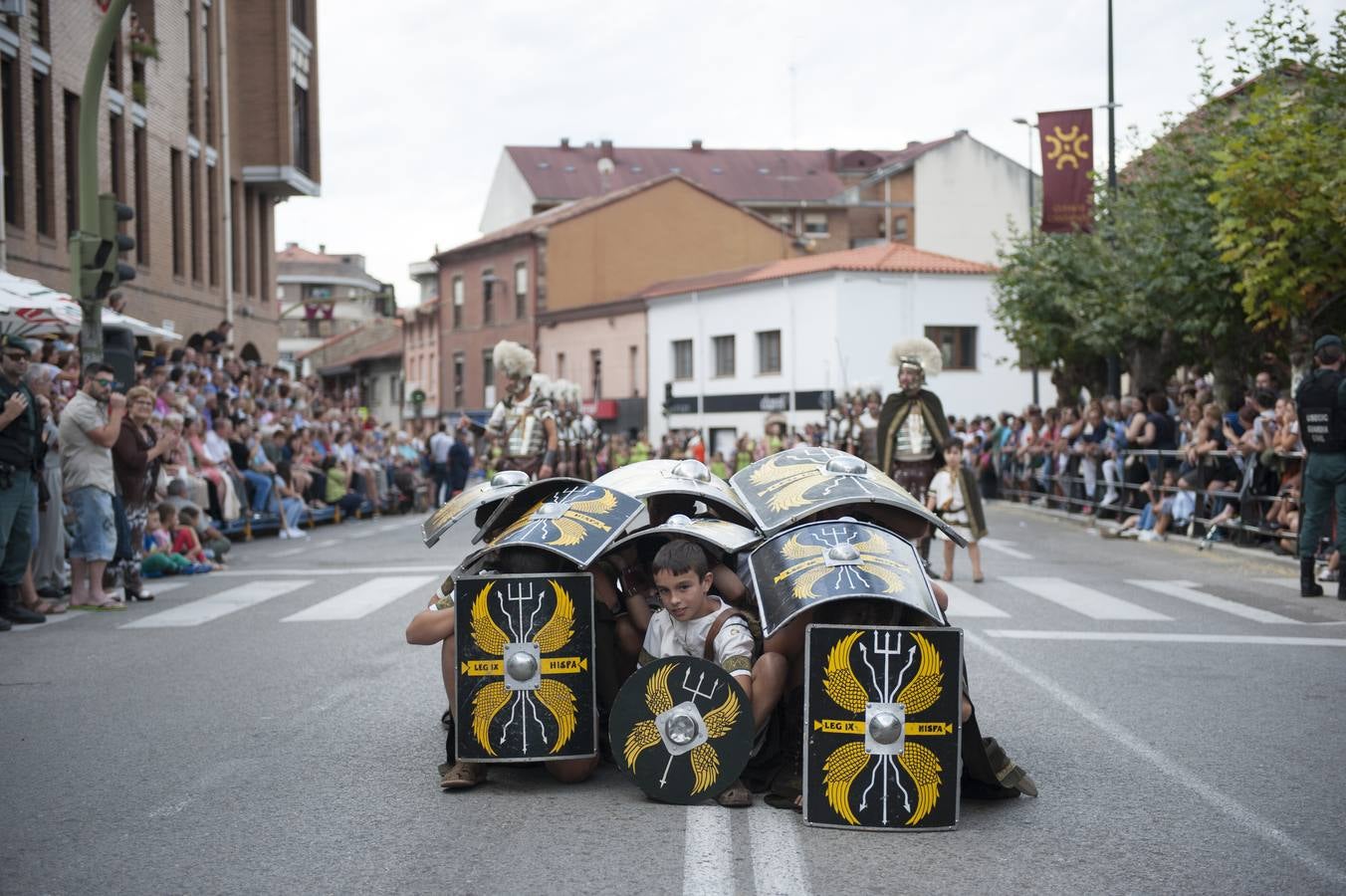 Las Guerras Cántabras, fiesta declarada de interés turístico nacional, han despedido hoy su décimo séptima edición con el desfile de las tropas romanas y las tribus cántabras, 