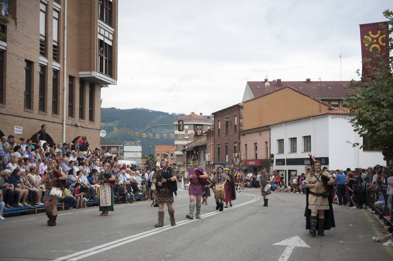 Las Guerras Cántabras, fiesta declarada de interés turístico nacional, han despedido hoy su décimo séptima edición con el desfile de las tropas romanas y las tribus cántabras, 