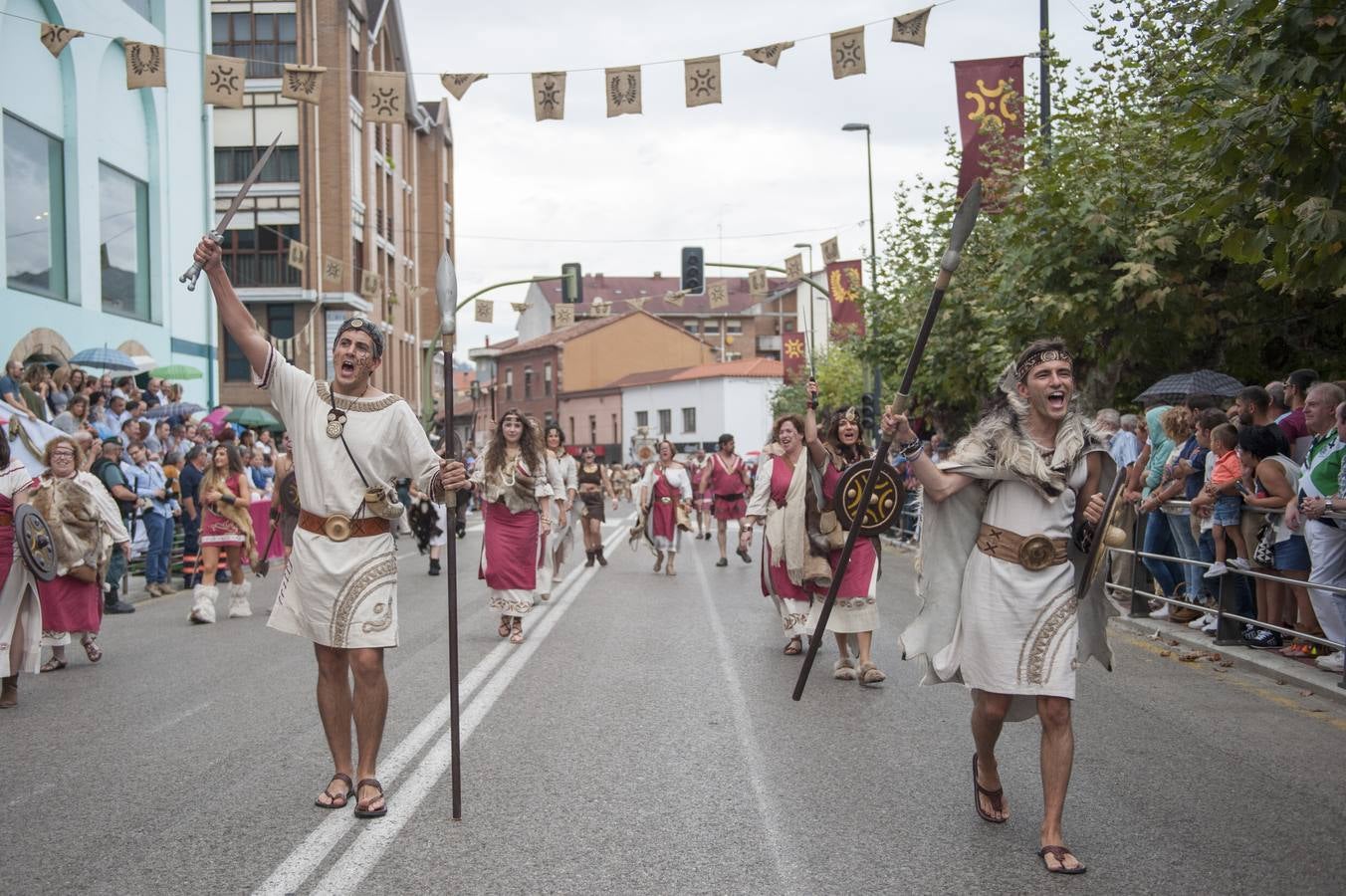Las Guerras Cántabras, fiesta declarada de interés turístico nacional, han despedido hoy su décimo séptima edición con el desfile de las tropas romanas y las tribus cántabras, 
