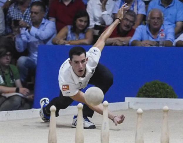 Víctor González birla el viernes en Treceño