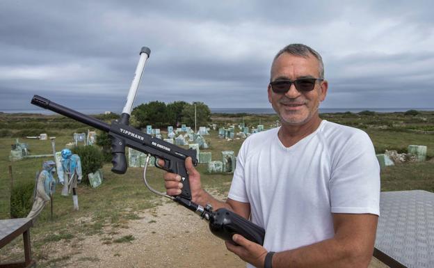 Amadeo Rodríguez, en las instalaciones de ‘Paintball Cueto’ que abrió hace 17 años