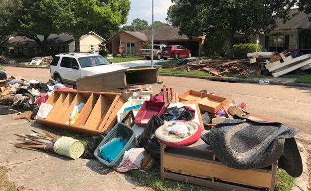 Objetos dañados por las inundaciones en el exterior de un barrio de viviendas de Houston.