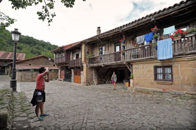 Bárcena Mayor es uno de los destinos preferidos por los turistas que se acercan al interior de Cantabria. 