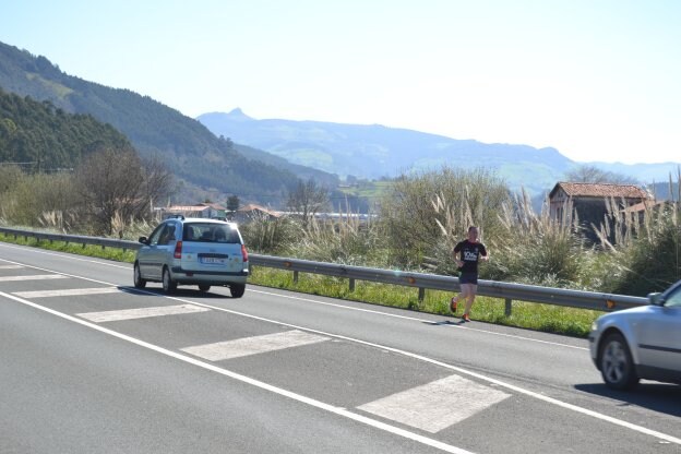 El tramo de carretera entre Colindres y Limpias entraña mucho peligro para ciclistas y viandantes. 