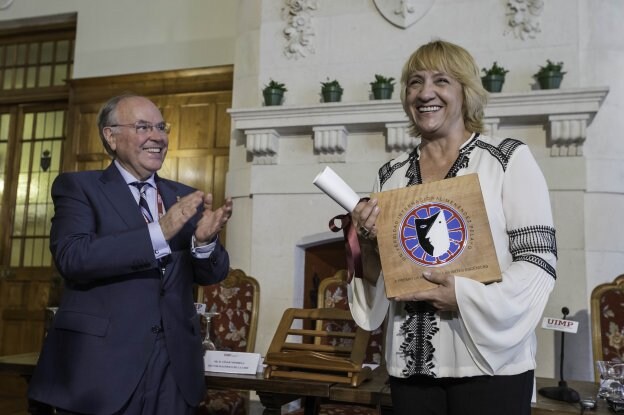 César Nombela entregó ayer el Premio La Barraca a una Blanca Portillo muy emocionada, nerviosa y orgullosa.