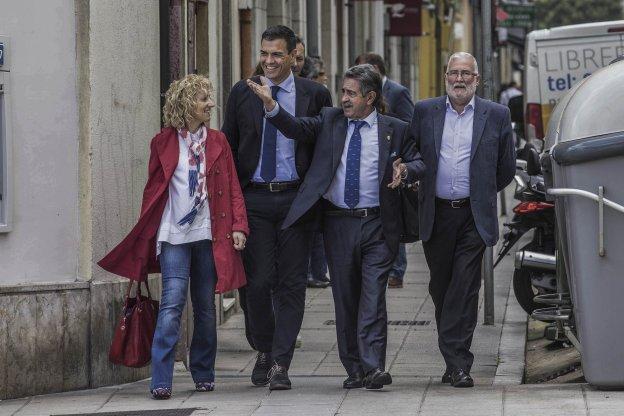 Junio de 2016. Díaz Tezanos, Sánchez, Revilla y Ruiz pasean por el centro de Santander. 