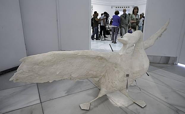 Pieza titulada, ‘Diez comensales. Cisne’.