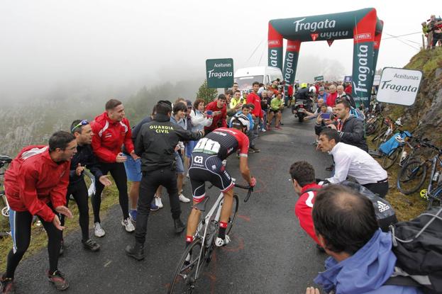 Contador es aplaudido por los afiicionados en una de las rampas de Los Machucos, a un kilómetro de la meta.