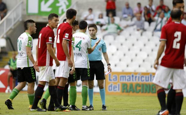 Antonio Tomás le pide explicaciones al árbitro del encuentro ante el Mirandés.