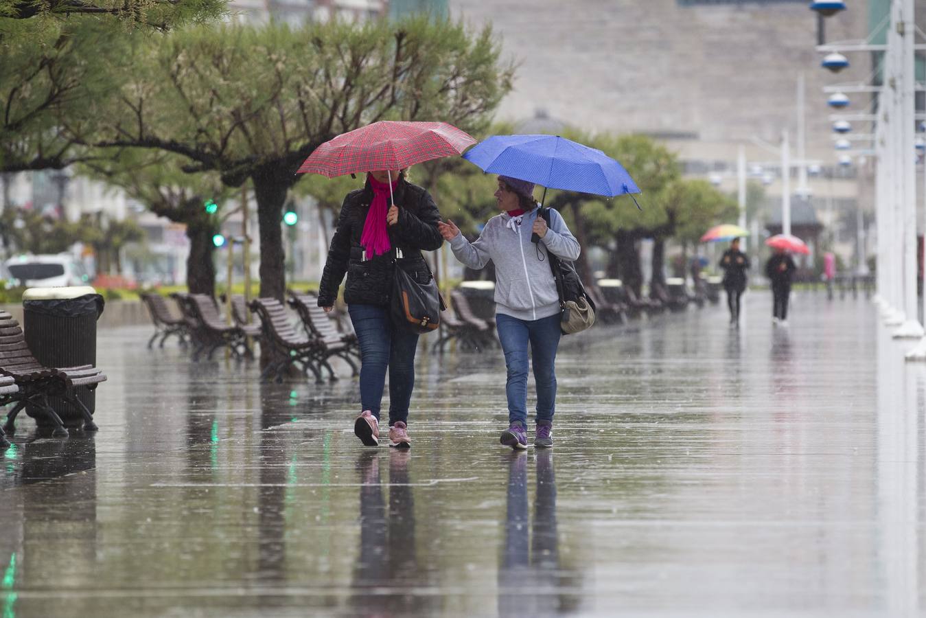 Los paraguas se han dejado ver más de lo habitual en Santander durante agosto.