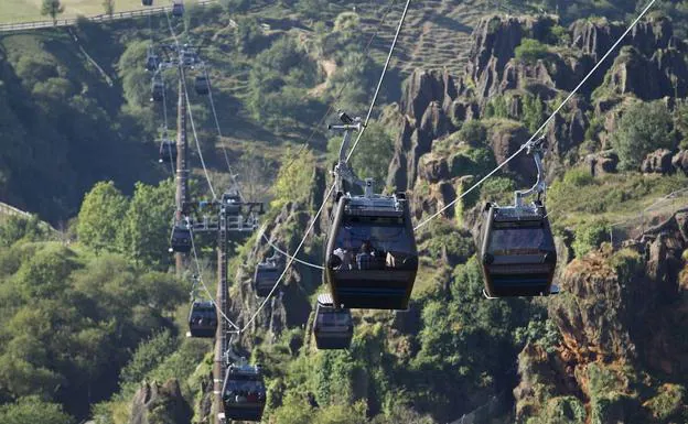 Cabinas de telefércio de Cabárceno sobrevolando el parque.