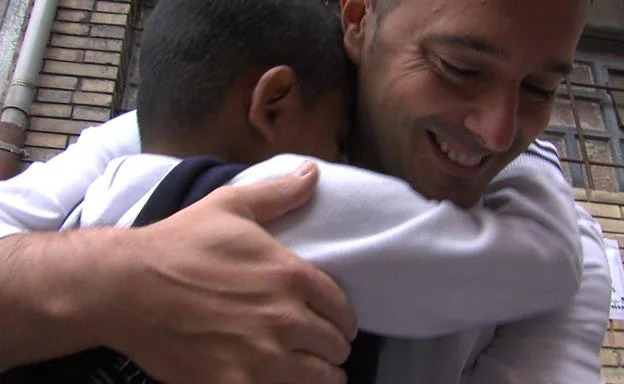 Jorge abraza a Álvaro, su tutor del curso anterior