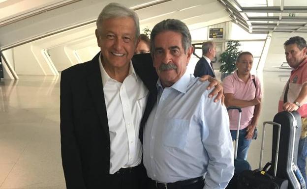 López Obrador y Revilla, este jueves a su llegada al aeropuerto de Bilbao.