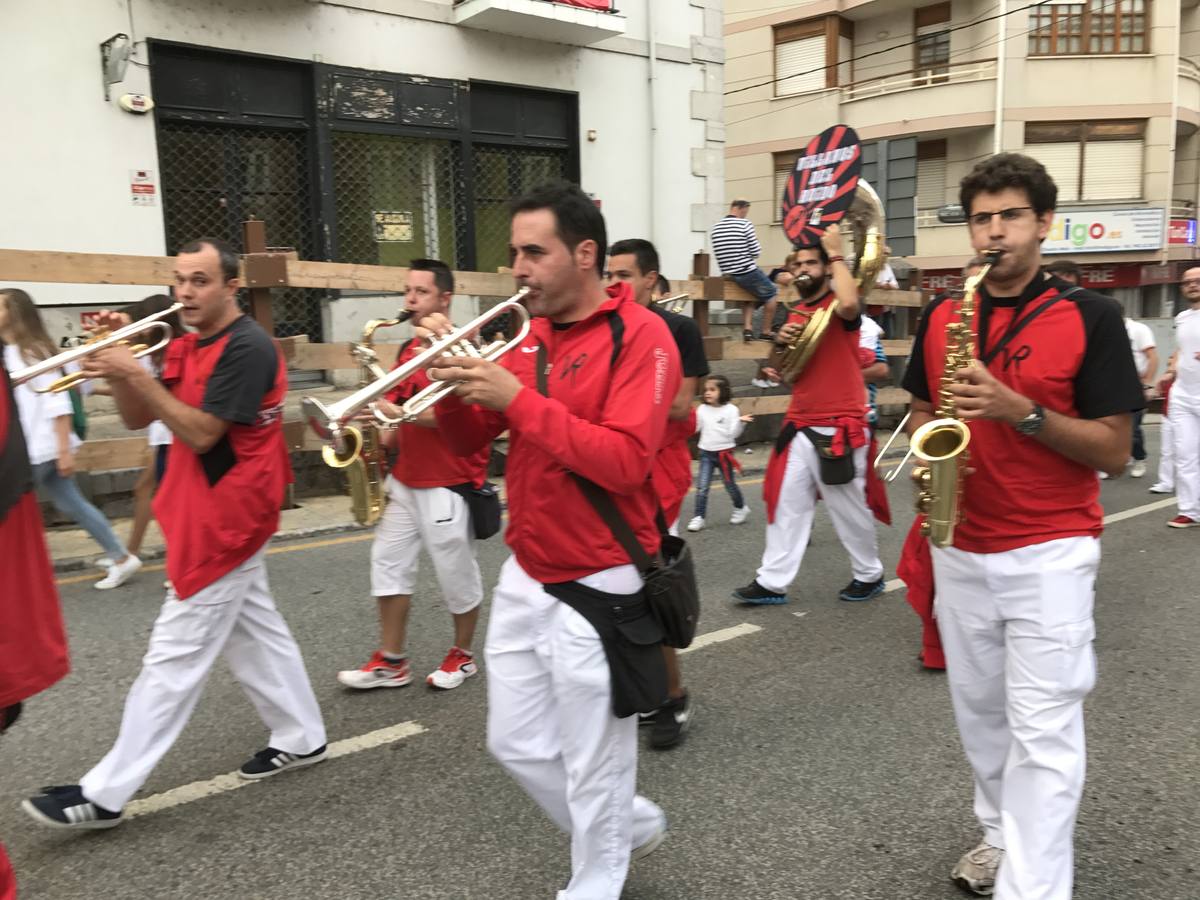 Arrancan las fiestas en Ampuero con el desfile y el chupinazo