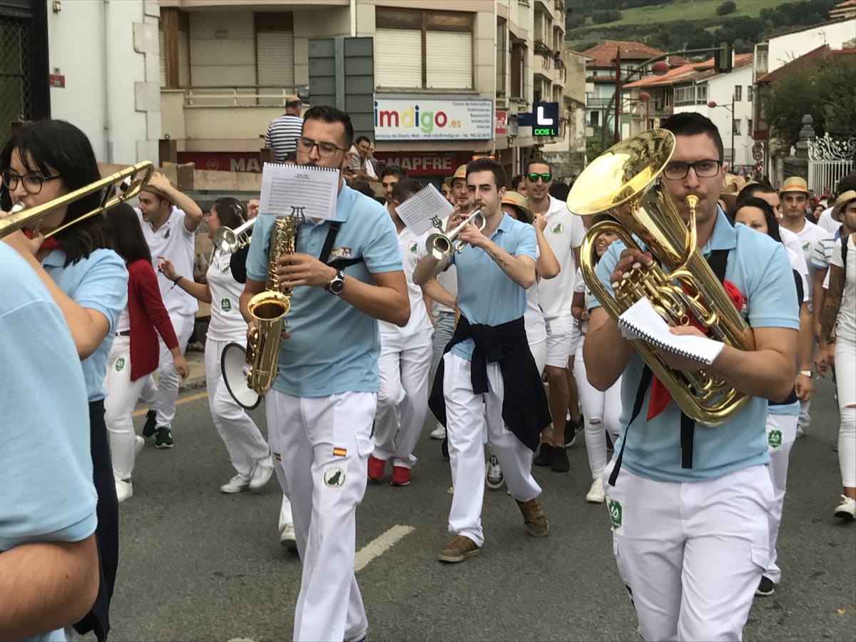 Arrancan las fiestas en Ampuero con el desfile y el chupinazo