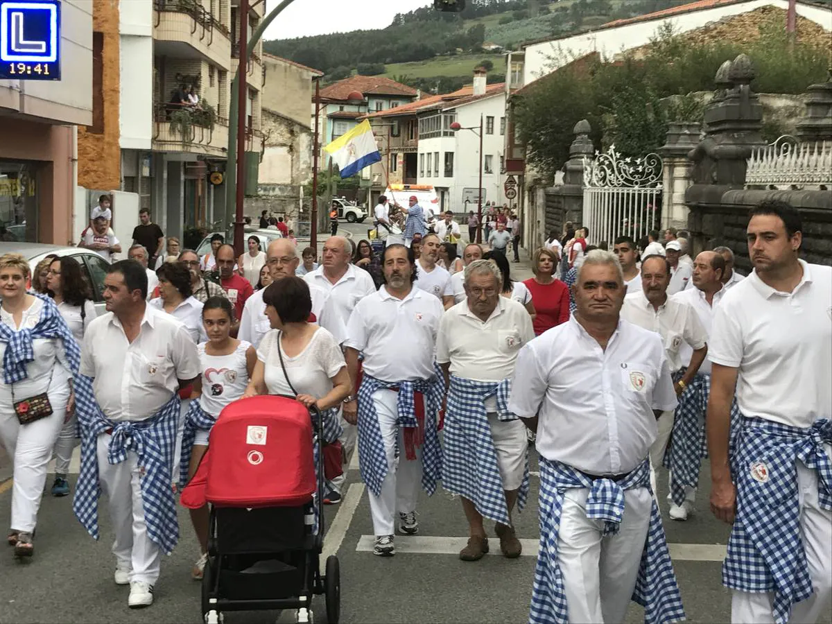 Arrancan las fiestas en Ampuero con el desfile y el chupinazo