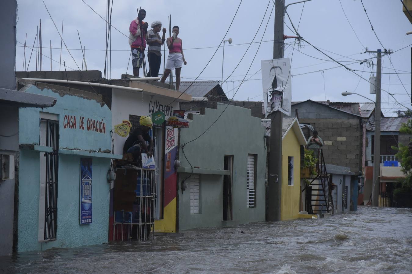 Con ráfagas de viento de hasta 295 km/h, este huracán de categoría 5, la más alta, ha avanzado este jueves por la República Dominicana, Haití, Cuba y Florida, y ha dejado al menos seis muertos y una estela de destrucción en su recorrido por el Caribe.