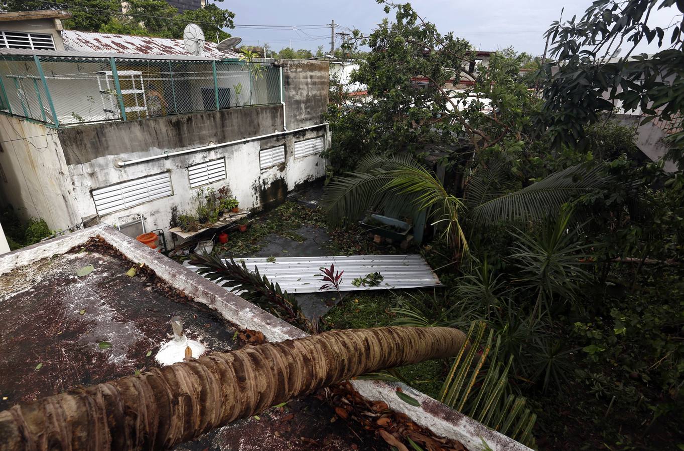 Con ráfagas de viento de hasta 295 km/h, este huracán de categoría 5, la más alta, ha avanzado este jueves por la República Dominicana, Haití, Cuba y Florida, y ha dejado al menos seis muertos y una estela de destrucción en su recorrido por el Caribe.