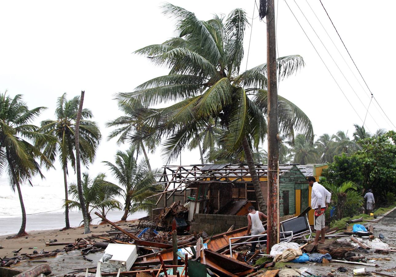 Con ráfagas de viento de hasta 295 km/h, este huracán de categoría 5, la más alta, ha avanzado este jueves por la República Dominicana, Haití, Cuba y Florida, y ha dejado al menos seis muertos y una estela de destrucción en su recorrido por el Caribe.