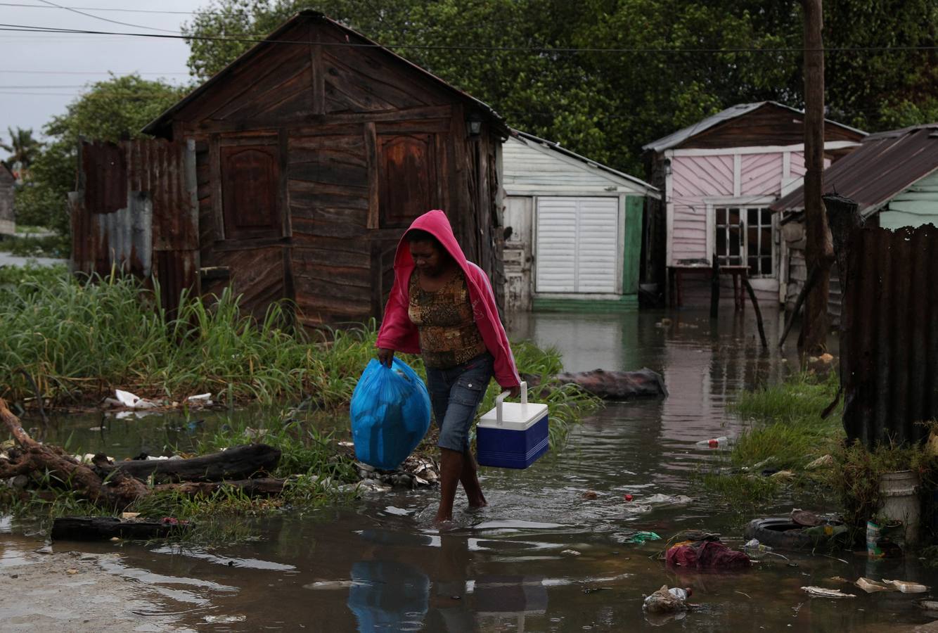 Con ráfagas de viento de hasta 295 km/h, este huracán de categoría 5, la más alta, ha avanzado este jueves por la República Dominicana, Haití, Cuba y Florida, y ha dejado al menos seis muertos y una estela de destrucción en su recorrido por el Caribe.