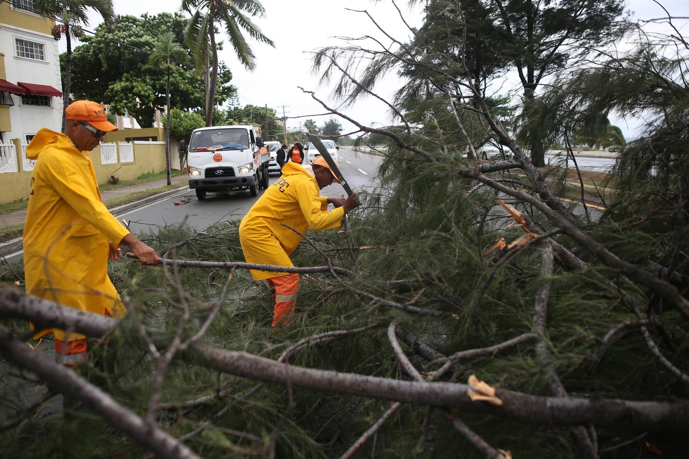 Con ráfagas de viento de hasta 295 km/h, este huracán de categoría 5, la más alta, ha avanzado este jueves por la República Dominicana, Haití, Cuba y Florida, y ha dejado al menos seis muertos y una estela de destrucción en su recorrido por el Caribe.