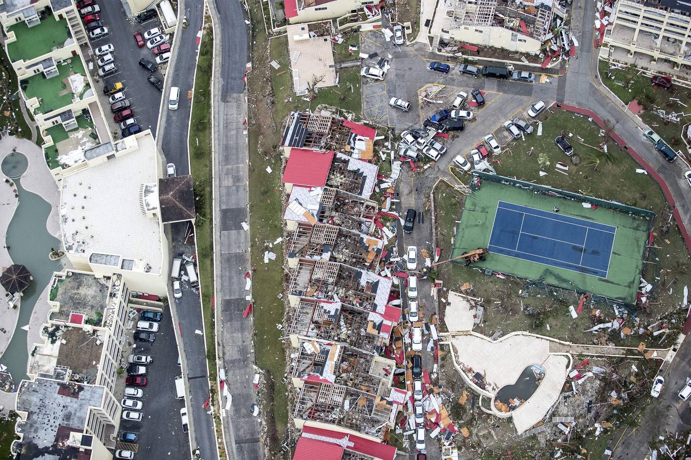 Con ráfagas de viento de hasta 295 km/h, este huracán de categoría 5, la más alta, ha avanzado este jueves por la República Dominicana, Haití, Cuba y Florida, y ha dejado al menos seis muertos y una estela de destrucción en su recorrido por el Caribe.