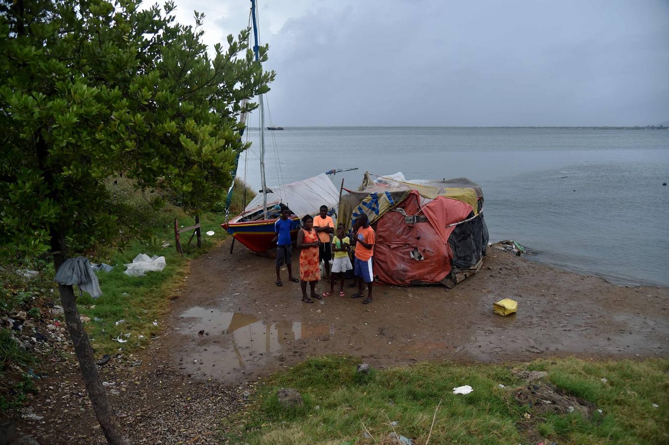 Con ráfagas de viento de hasta 295 km/h, este huracán de categoría 5, la más alta, ha avanzado este jueves por la República Dominicana, Haití, Cuba y Florida, y ha dejado al menos seis muertos y una estela de destrucción en su recorrido por el Caribe.