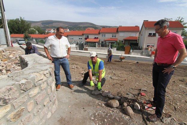 El concejal de Obras y el alcalde de Campoo de Enmedio supervisan los trabajos de construcción de un nuevo parque y dos pistas de petanca en Nestares. 