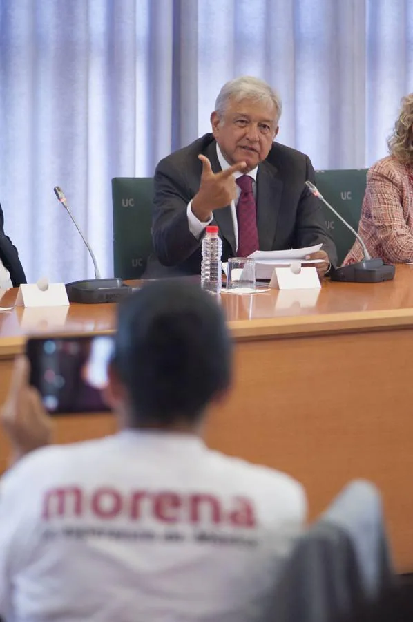 El candidato a la presidencia de México en su paso por el Monasterio de Santo Toribio de Liébana y la Universidad de Cantabria