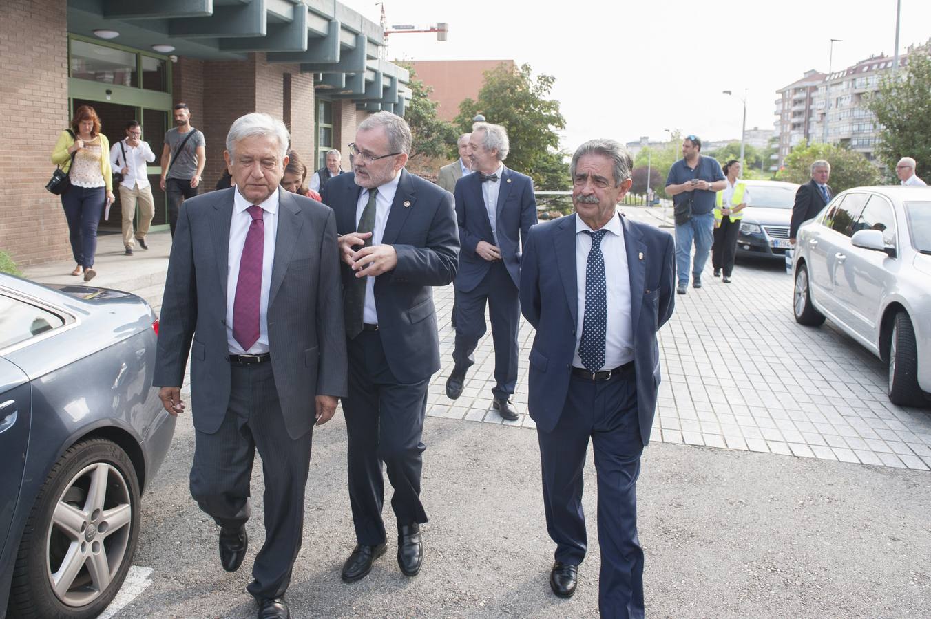 El candidato a la presidencia de México en su paso por el Monasterio de Santo Toribio de Liébana y la Universidad de Cantabria