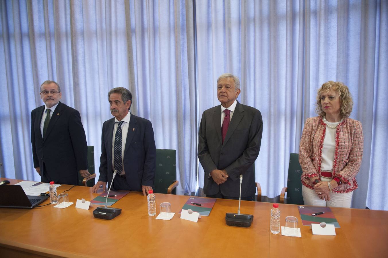 El candidato a la presidencia de México en su paso por el Monasterio de Santo Toribio de Liébana y la Universidad de Cantabria