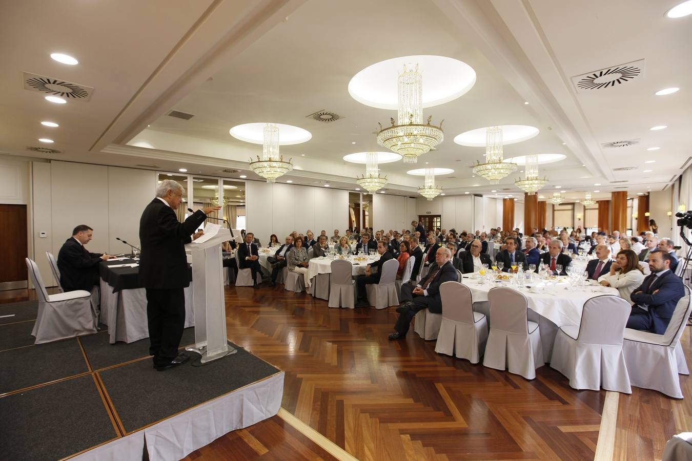 El candidato a la presidencia de México Andrés Manuel López Obrador desgrana en el Foro de El Diario Montañés su proyecto de Nación para los próximos años