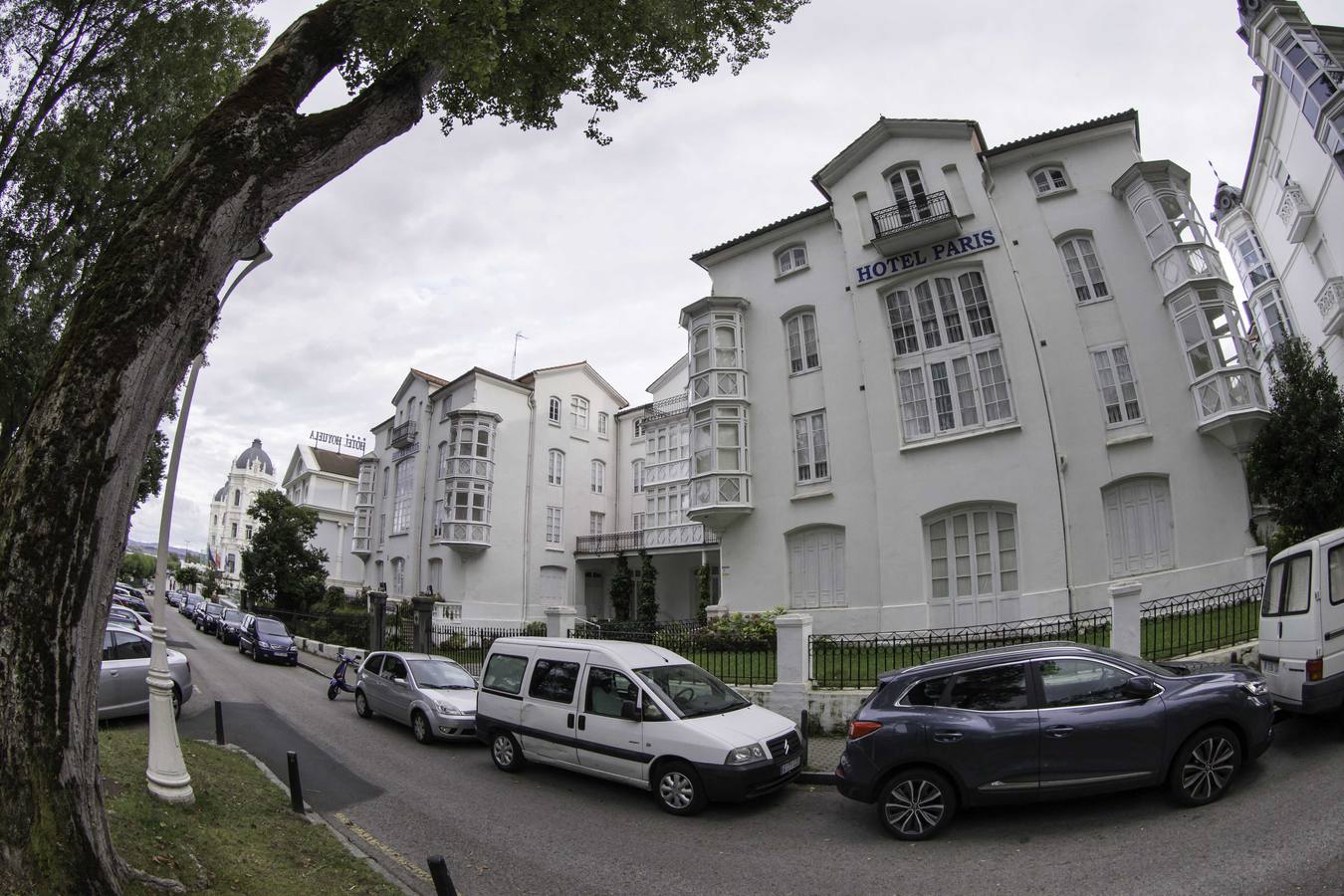 Hotel París. Cerrado desde septiembre de 2016.La familia que lo explota desde 1903 (Herederos de Pedro Fernández) ha decidido no seguir con el negocio y devolver el inmueble a su dueño, el grupo hotelero Sardinero. 