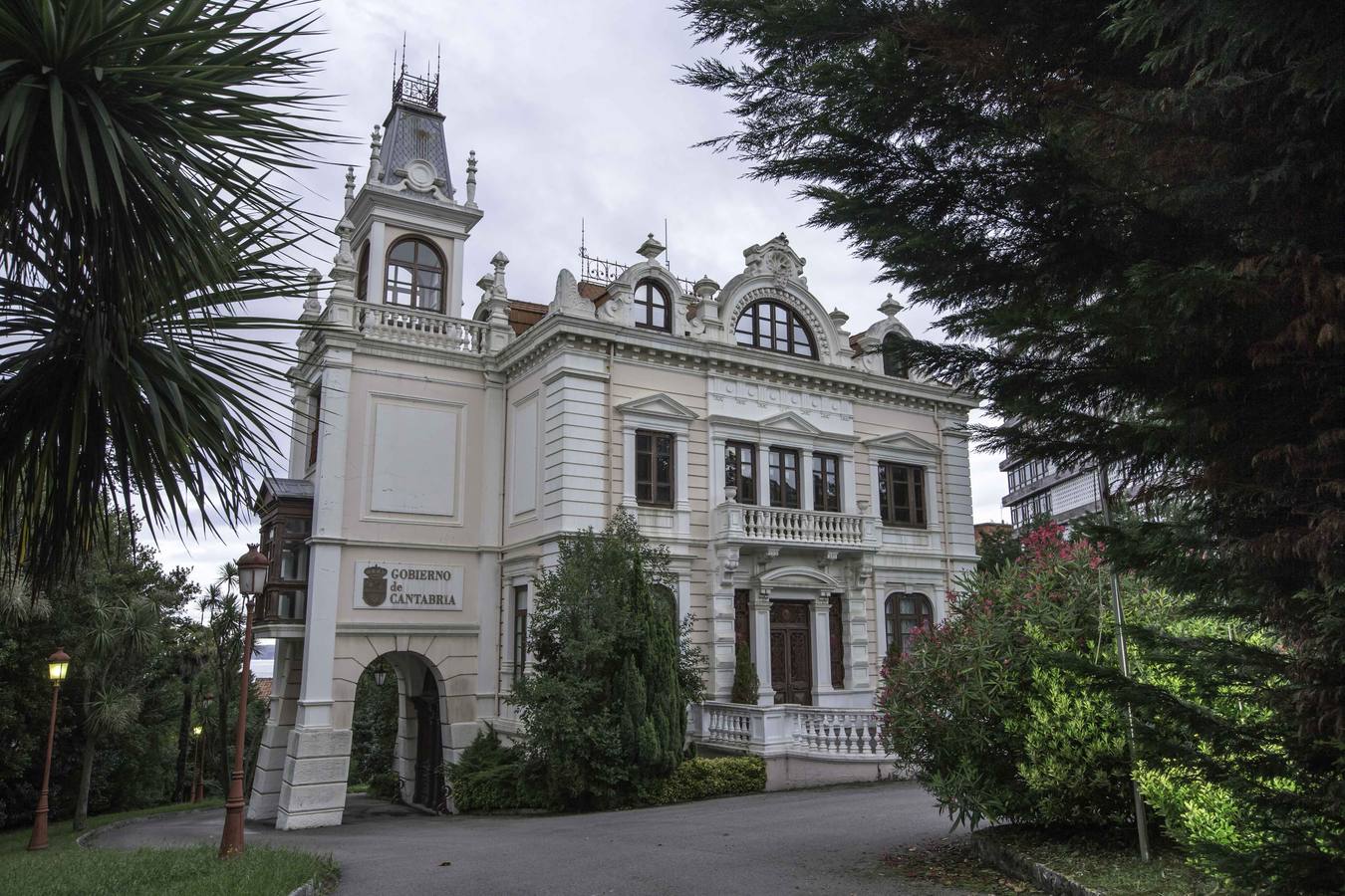 Quinta Labat. Este edificio, del arquitecto Casimiro Pérez de la Riva, fue construido en 1895 y tiene una finca de 4.884 metros cuadrados. Es propiedad del Gobierno de Cantabria, que lo vende por 2,4 millones de euros. 