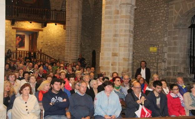 Los peregrinos durante la misa celebrada en la iglesia del monasterio