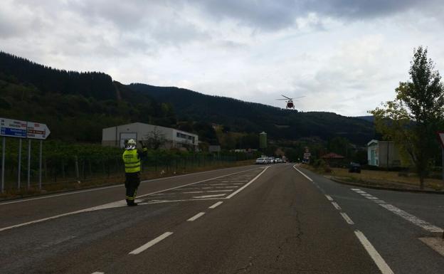 Momento en el que el helicóptero del Gobierno ha llegado a la zona para evacuar al accidentado.